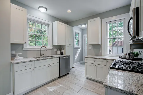 $5,995 | 2056 Summit Avenue, St. Paul, MN 55105