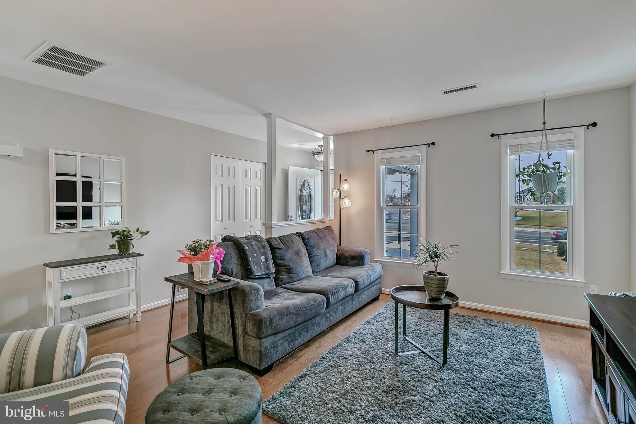 4513 Lees Corner Road Chantilly, VA 20151 - Photo 5 of 28 Light-filled living rooom