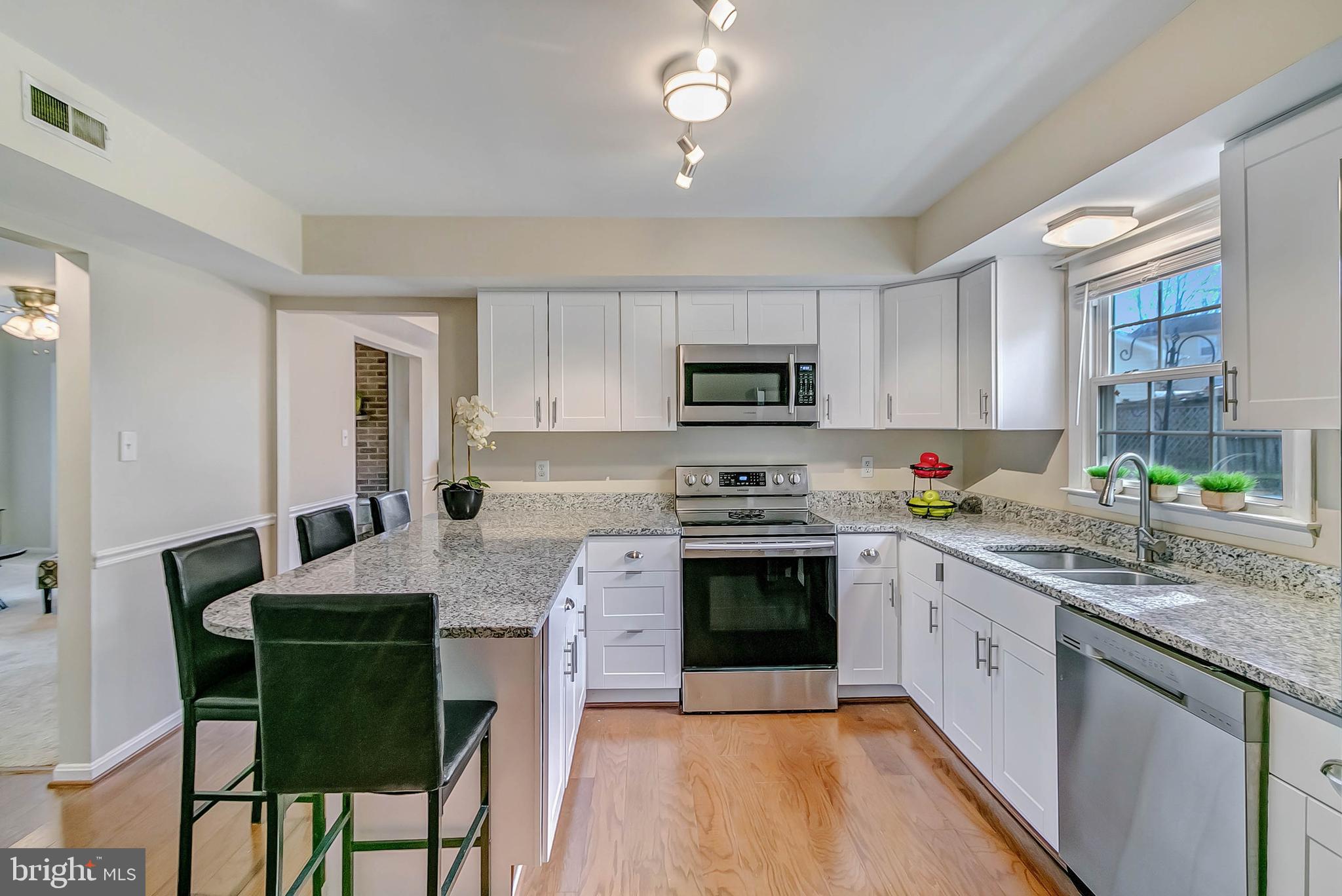 4513 Lees Corner Road Chantilly, VA 20151 - Photo 7 of 28 Beautiful white cabinets, granite and stainless