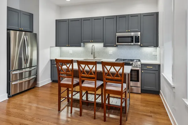 $2,885 | 3517 North Reta Avenue, Unit 2R, Chicago, IL 60657