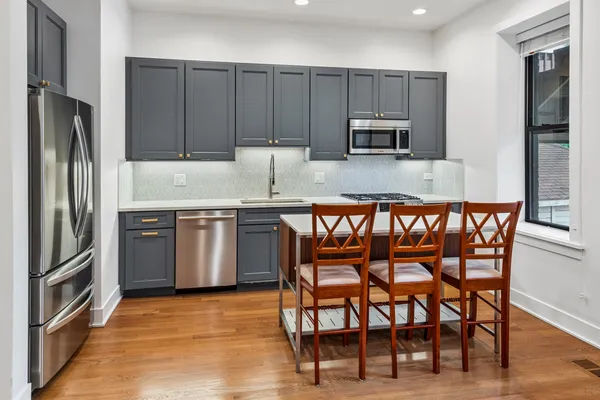 $2,885 | 3517 North Reta Avenue, Unit 2R, Chicago, IL 60657