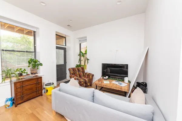 $2,885 | 3517 North Reta Avenue, Unit 2R, Chicago, IL 60657