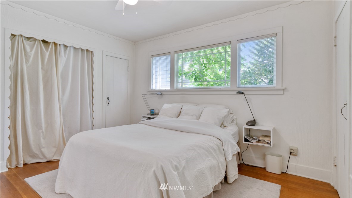 11712 Riviera Place Northeast Seattle, WA 98125 - Photo 11 of 32 Gallery Image 11