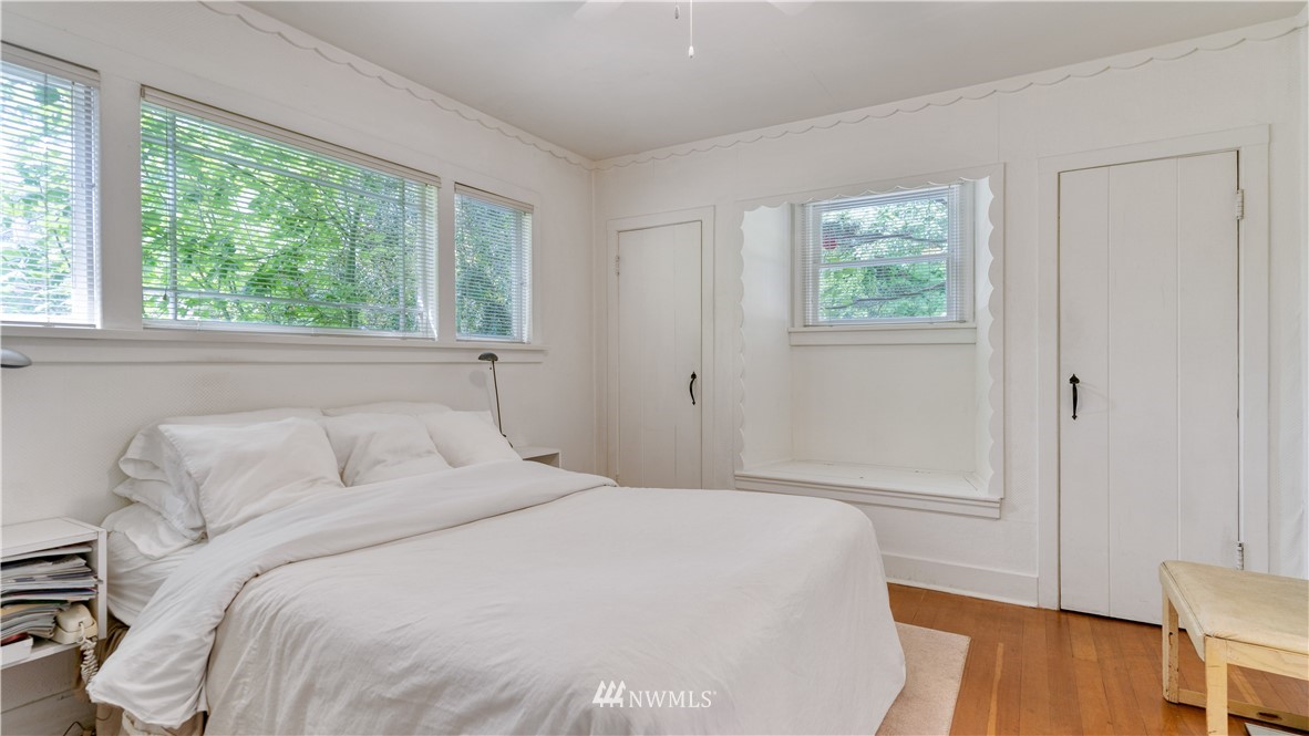 11712 Riviera Place Northeast Seattle, WA 98125 - Photo 12 of 32 Gallery Image 12