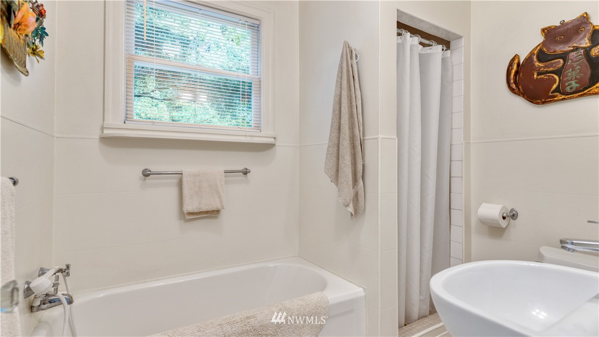11712 Riviera Place Northeast Seattle, WA 98125 - Photo 13 of 32 Gallery Image 13