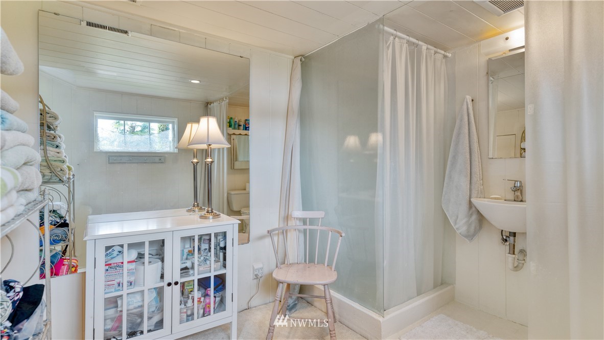 11712 Riviera Place Northeast Seattle, WA 98125 - Photo 15 of 32 Gallery Image 15