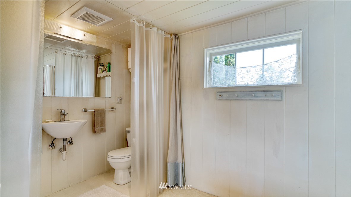 11712 Riviera Place Northeast Seattle, WA 98125 - Photo 16 of 32 Gallery Image 16