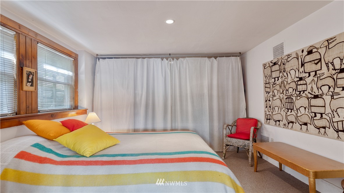 11712 Riviera Place Northeast Seattle, WA 98125 - Photo 17 of 32 Gallery Image 17