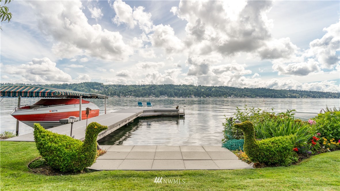 11712 Riviera Place Northeast Seattle, WA 98125 - Photo 3 of 32 Gallery Image 3