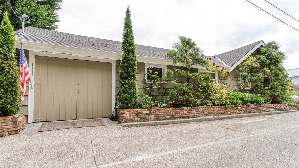 11712 Riviera Place Northeast Seattle, WA 98125 - Photo 23 of 32 Gallery Image 23