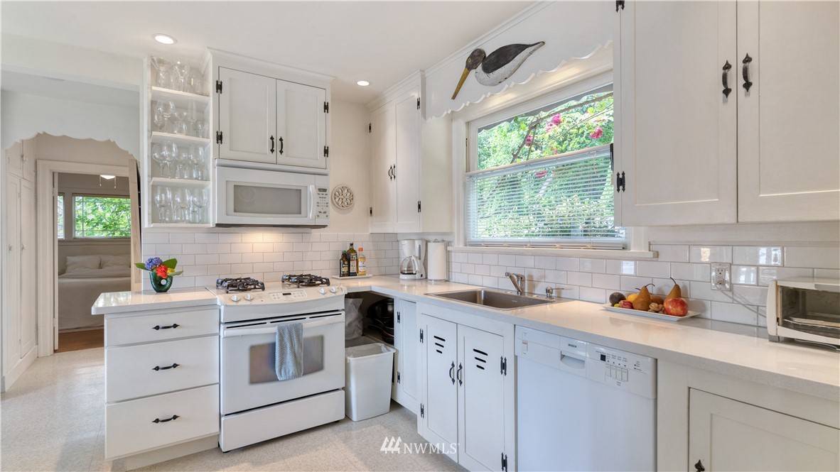 11712 Riviera Place Northeast Seattle, WA 98125 - Photo 4 of 32 Gallery Image 4