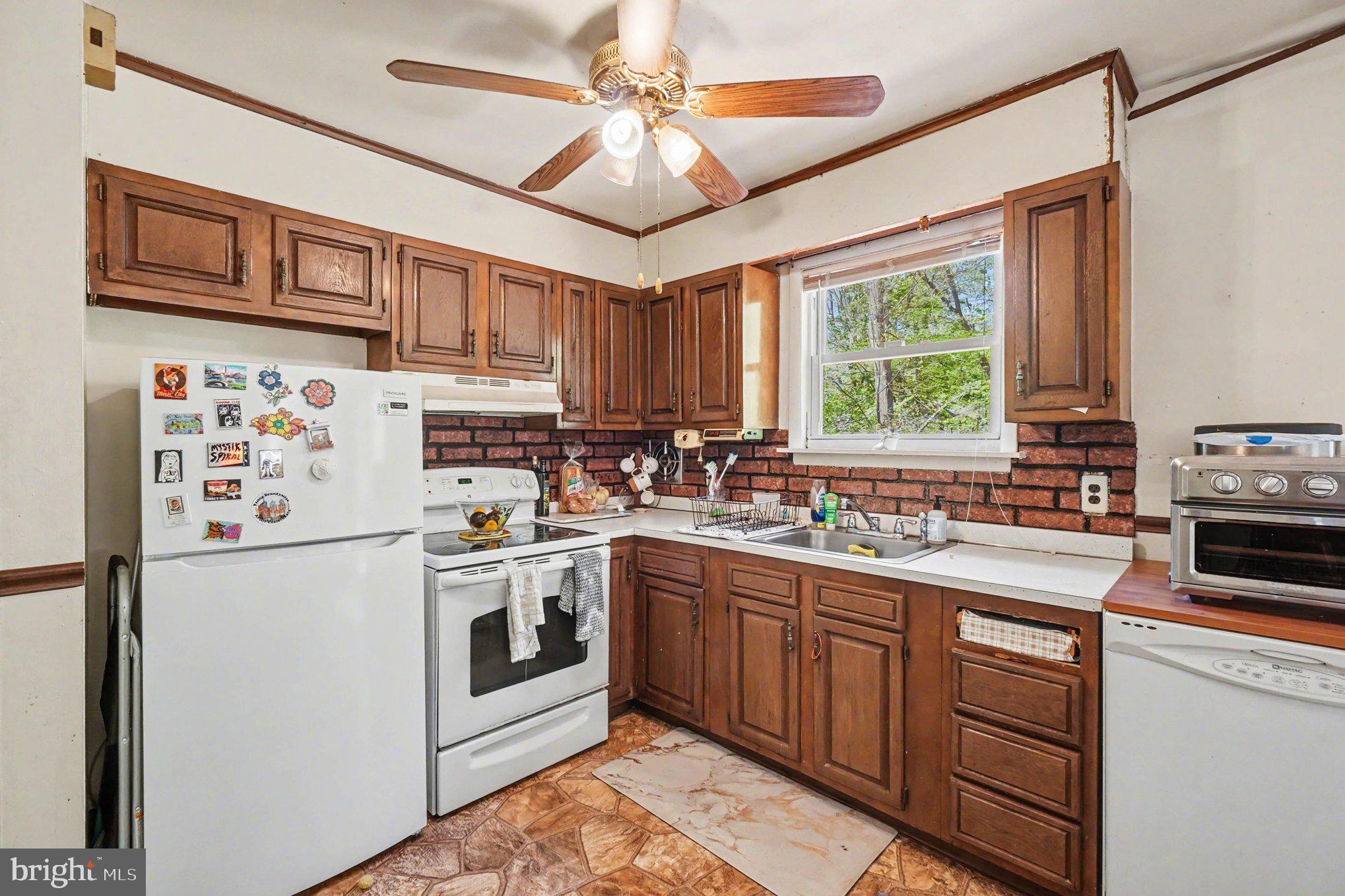 122 West Village Road Elkton, MD 21921 - Photo 8 of 31 Bright and Sunny Kitchen