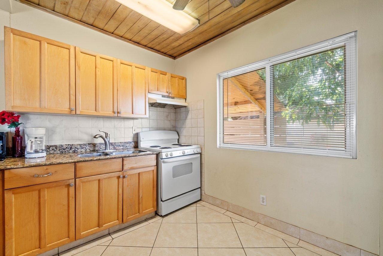 524 Colonial Road West Palm Beach, FL 33405 - Photo 12 of 29 012-524ColonialRoad-WestPalmBeach-FL-334
