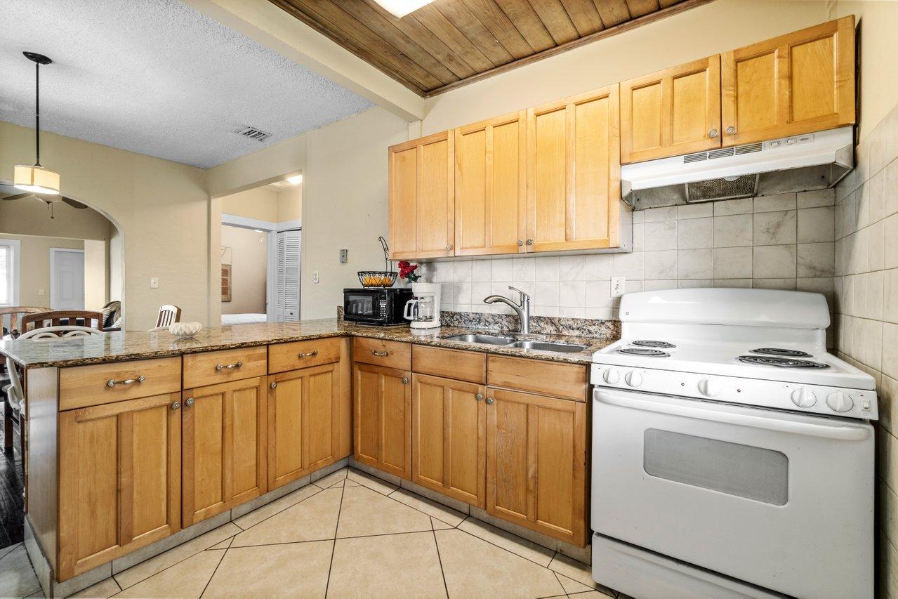 524 Colonial Road West Palm Beach, FL 33405 - Photo 13 of 29 013-524ColonialRoad-WestPalmBeach-FL-334