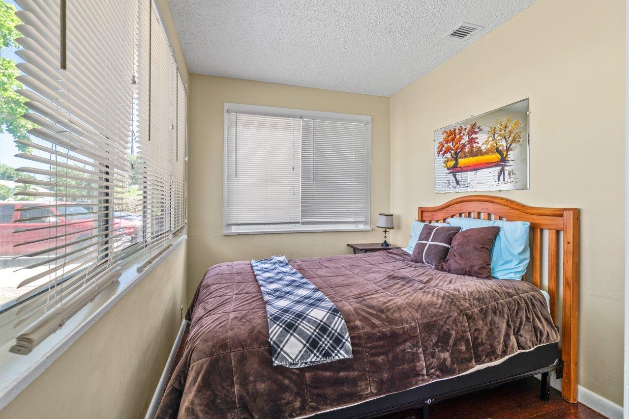 524 Colonial Road West Palm Beach, FL 33405 - Photo 17 of 29 017-524ColonialRoad-WestPalmBeach-FL-334