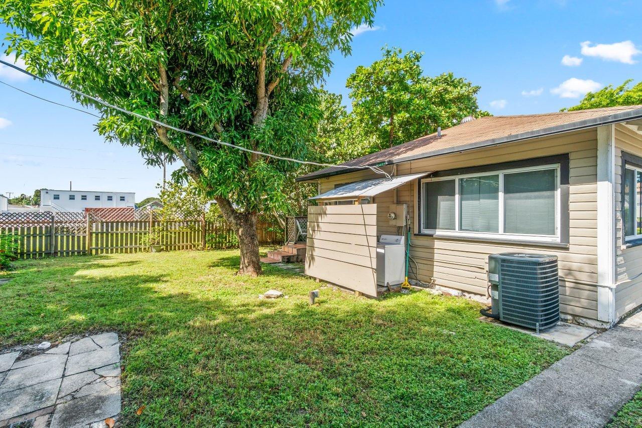 524 Colonial Road West Palm Beach, FL 33405 - Photo 21 of 29 022-524ColonialRoad-WestPalmBeach-FL-334