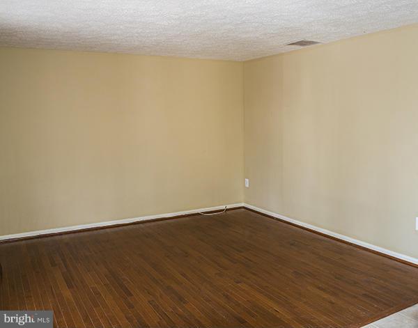 10324 Apple Ridge Road Gaithersburg, MD 20886 - Photo 2 of 24 Living Room