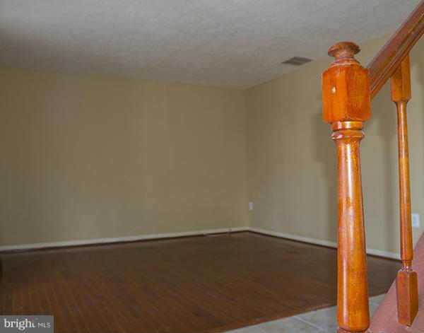 10324 Apple Ridge Road Gaithersburg, MD 20886 - Photo 13 of 24 Living Room