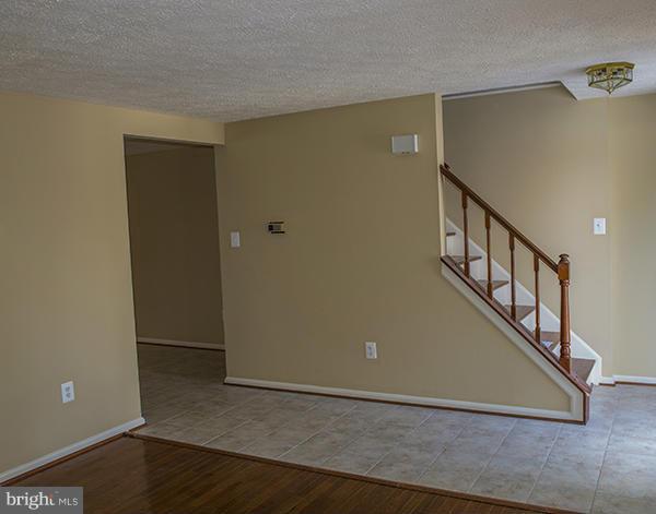 10324 Apple Ridge Road Gaithersburg, MD 20886 - Photo 3 of 24 Living Room