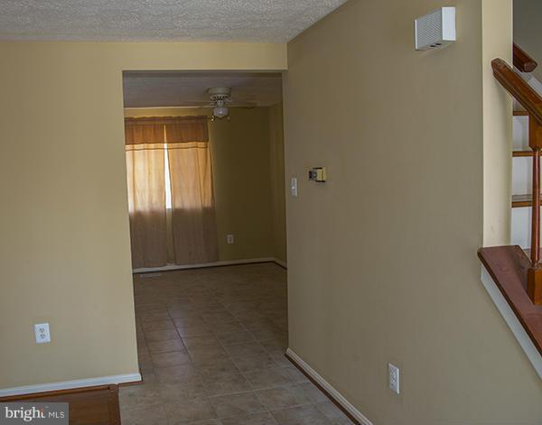 10324 Apple Ridge Road Gaithersburg, MD 20886 - Photo 4 of 24 Living Room
