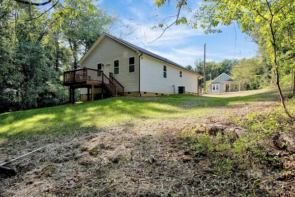 a view of a house with backyard and garden