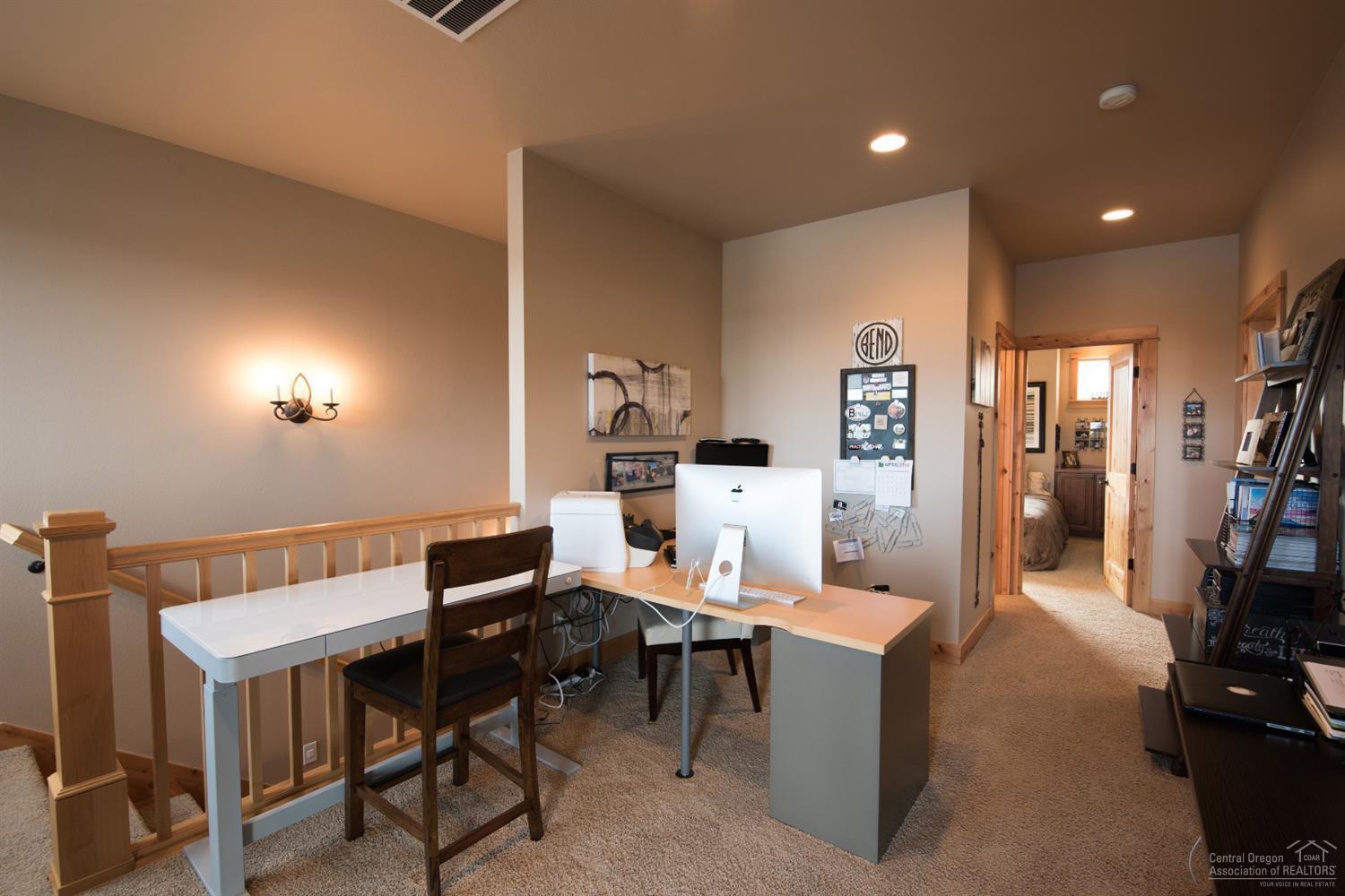 929 Southwest Vantage Point Way Bend, OR 97702 - Photo 8 of 16 Loft