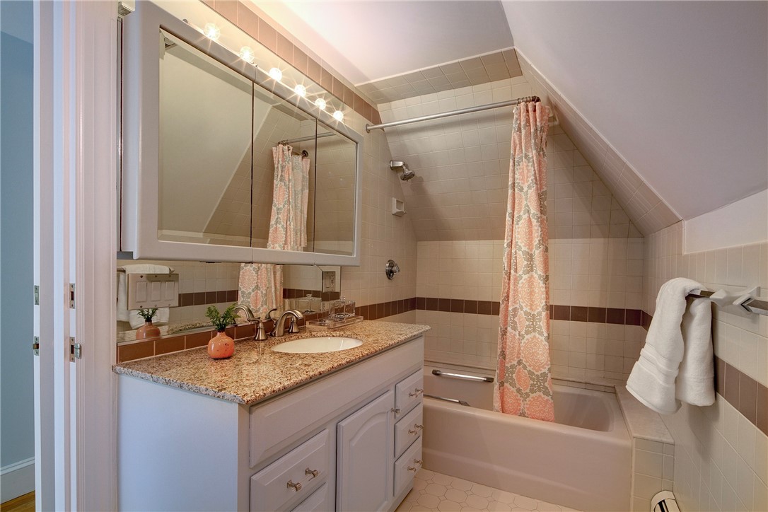 61 Ledge Road, Unit H Newport, RI 02840 - Photo 15 of 27 En suite