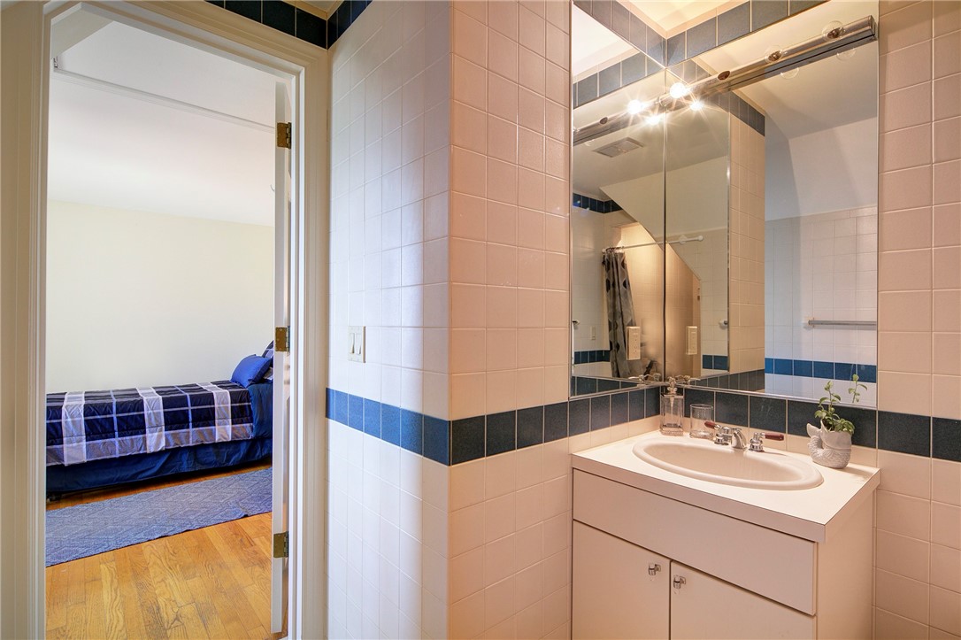 61 Ledge Road, Unit H Newport, RI 02840 - Photo 17 of 27 En suite in guest bedroom