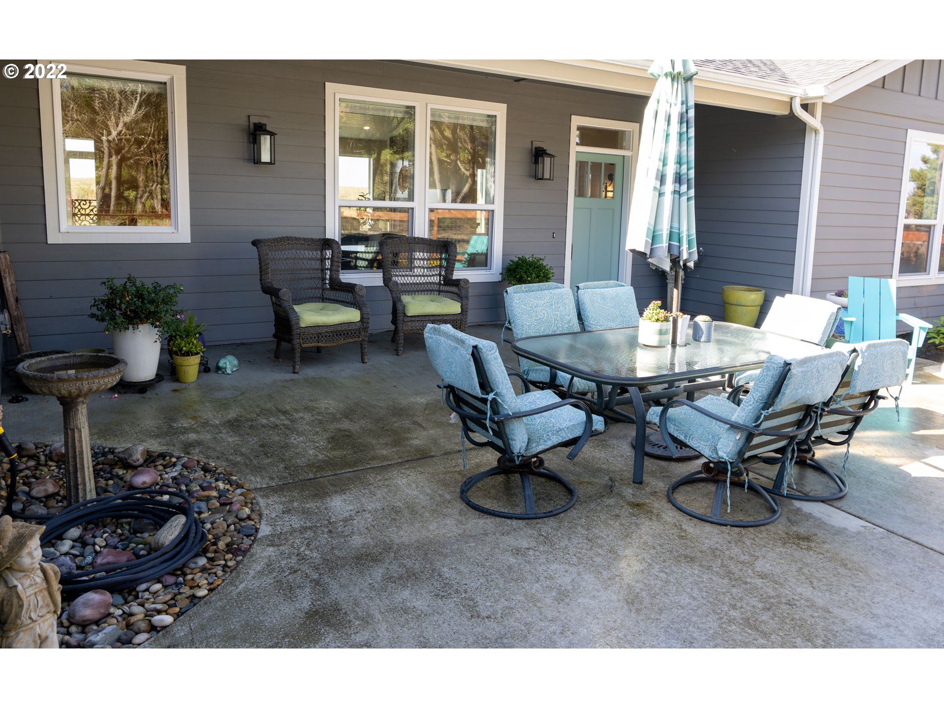 89442 Ocean Drive Warrenton, OR 97146 - Photo 13 of 31 a living room with furniture and a potted plant