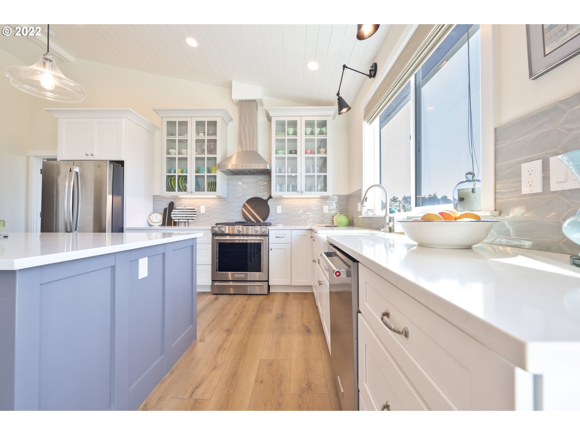 89442 Ocean Drive Warrenton, OR 97146 - Photo 23 of 31 a kitchen with a sink stove and refrigerator