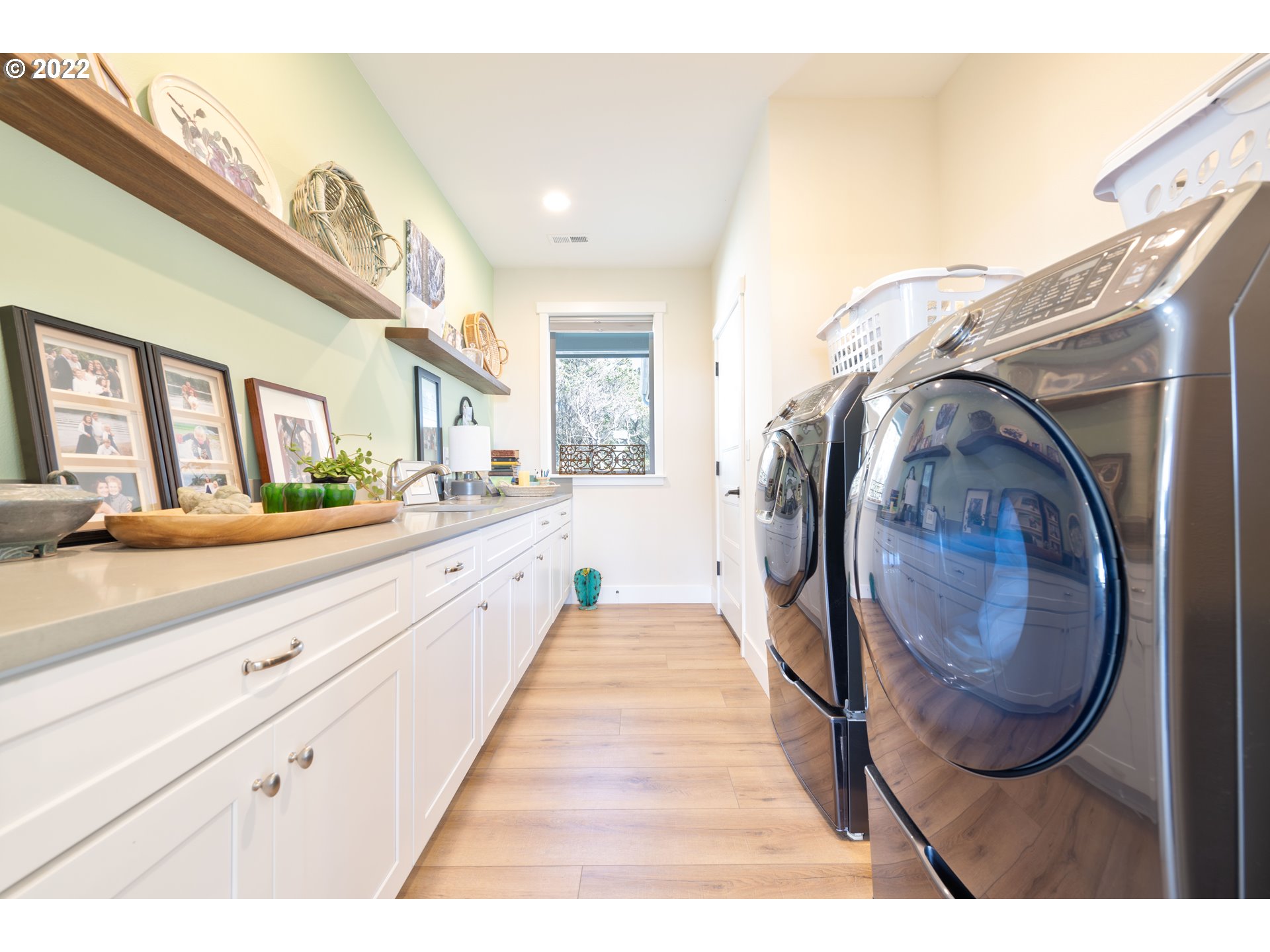 89442 Ocean Drive Warrenton, OR 97146 - Photo 27 of 31 a spacious bathroom with a sink and a mirror