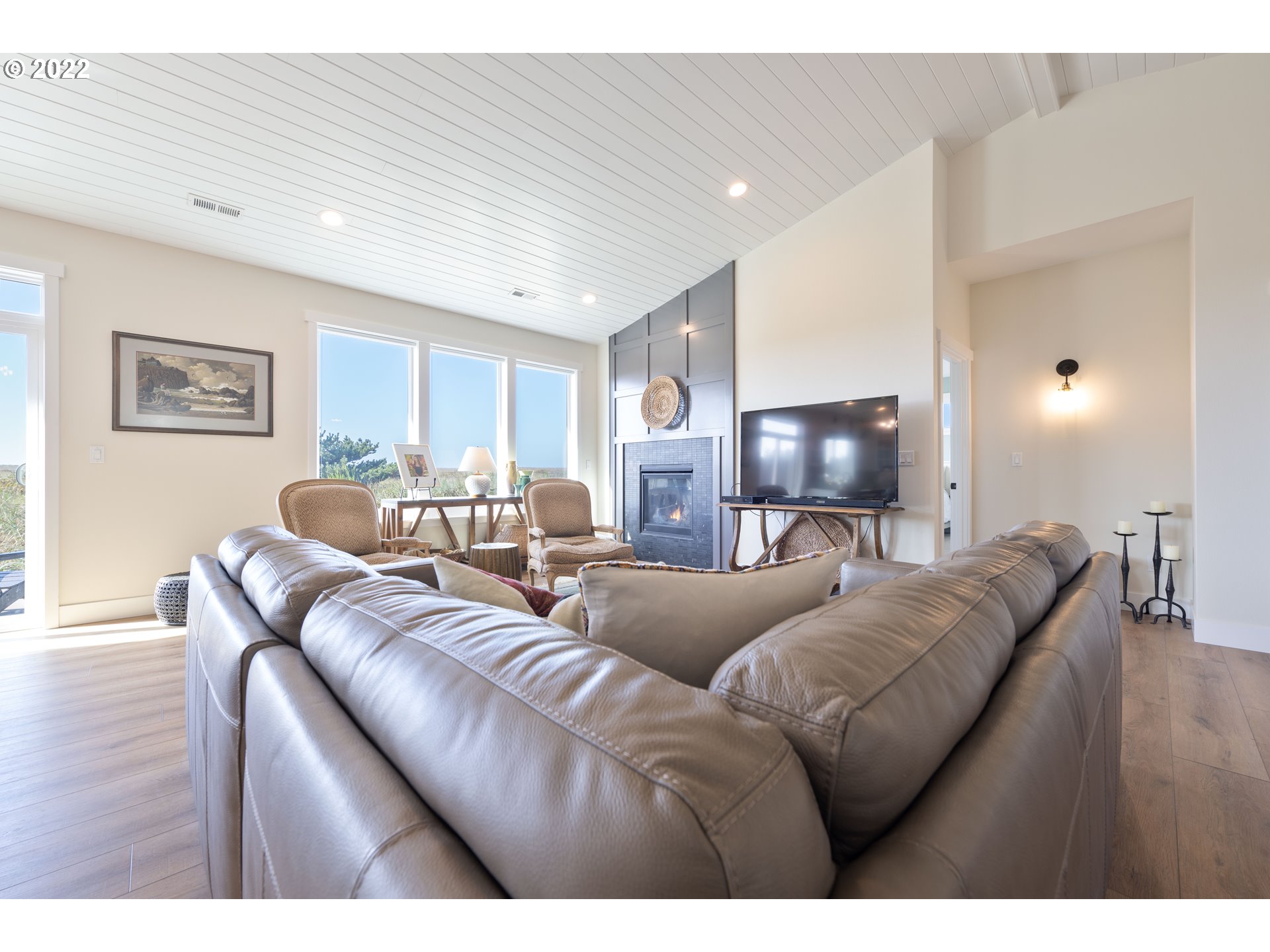 89442 Ocean Drive Warrenton, OR 97146 - Photo 29 of 31 a living room with furniture and a flat screen tv