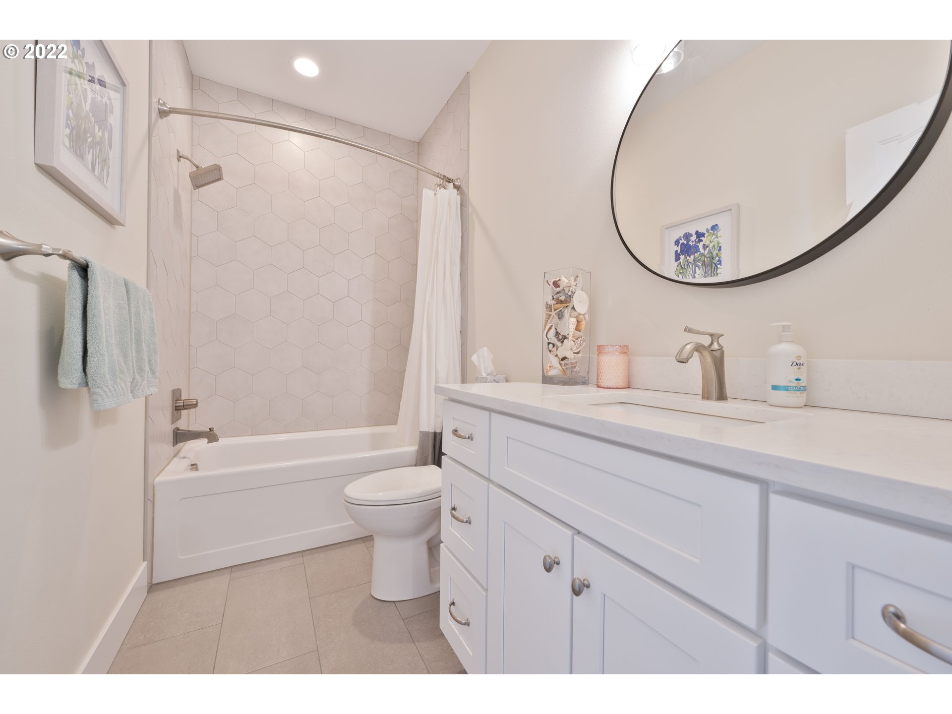 89442 Ocean Drive Warrenton, OR 97146 - Photo 10 of 31 a bathroom with a sink a mirror a toilet and a bathtub