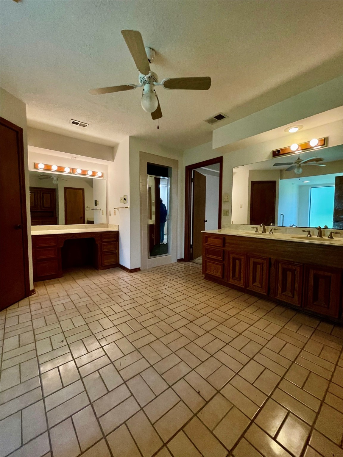 10074 Overbrook Drive Conroe, TX 77304 - Photo 13 of 22 a large bathroom with a large tub and sink