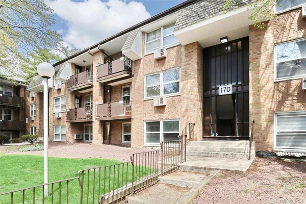 $559,000 | 170 Kearsing Parkway, Unit B, Monsey, NY 10952
