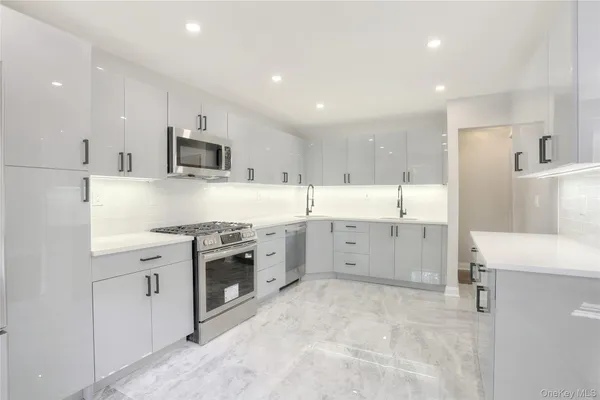 $559,000 | 170 Kearsing Parkway, Unit B, Monsey, NY 10952