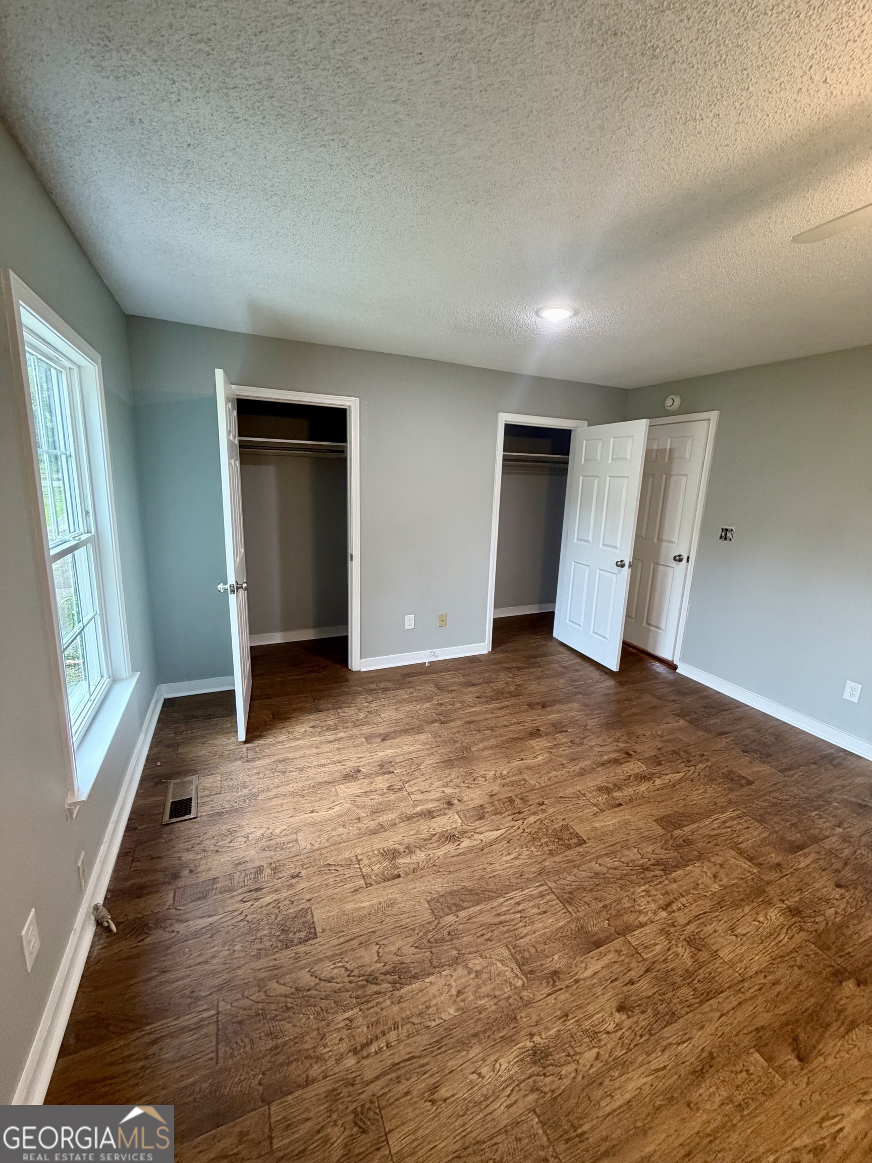 666 Woolfolk Street Macon, GA 31217 - Photo 41 of 60 an empty room with windows and closet