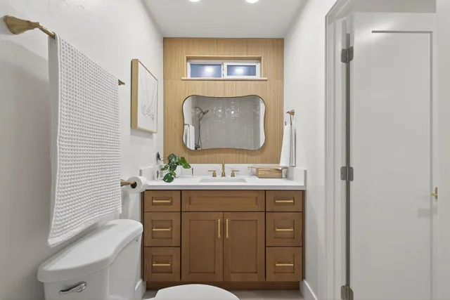 a en suite bathroom with a sink and a mirror