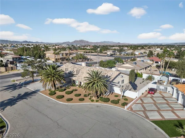 $8,000 | 363 East Robindale Road, Las Vegas, NV 89123