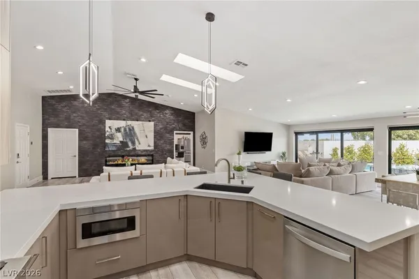 $8,000 | 363 East Robindale Road, Las Vegas, NV 89123