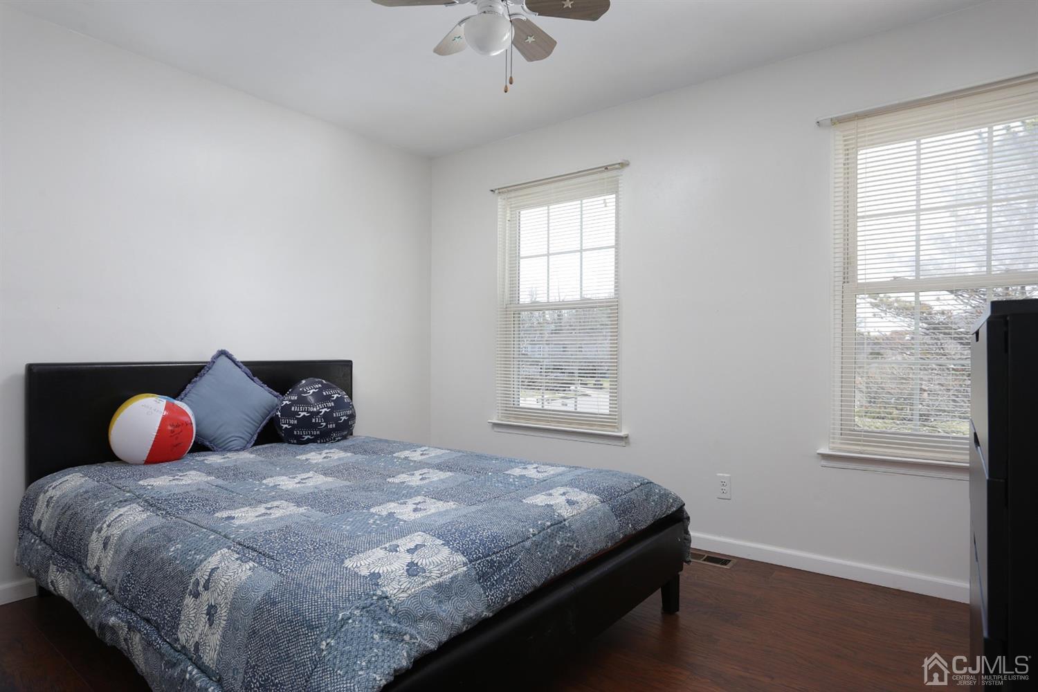 40 Azalea Drive Edison, NJ 08820 - Photo 25 of 36 a bedroom with a large bed and a window