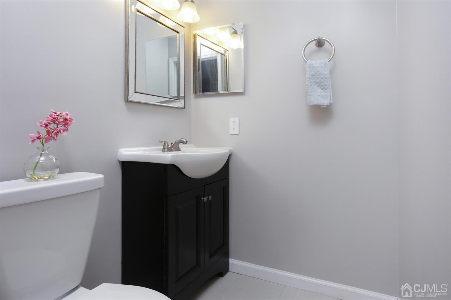 40 Azalea Drive Edison, NJ 08820 - Photo 28 of 36 a bathroom with a sink and a mirror