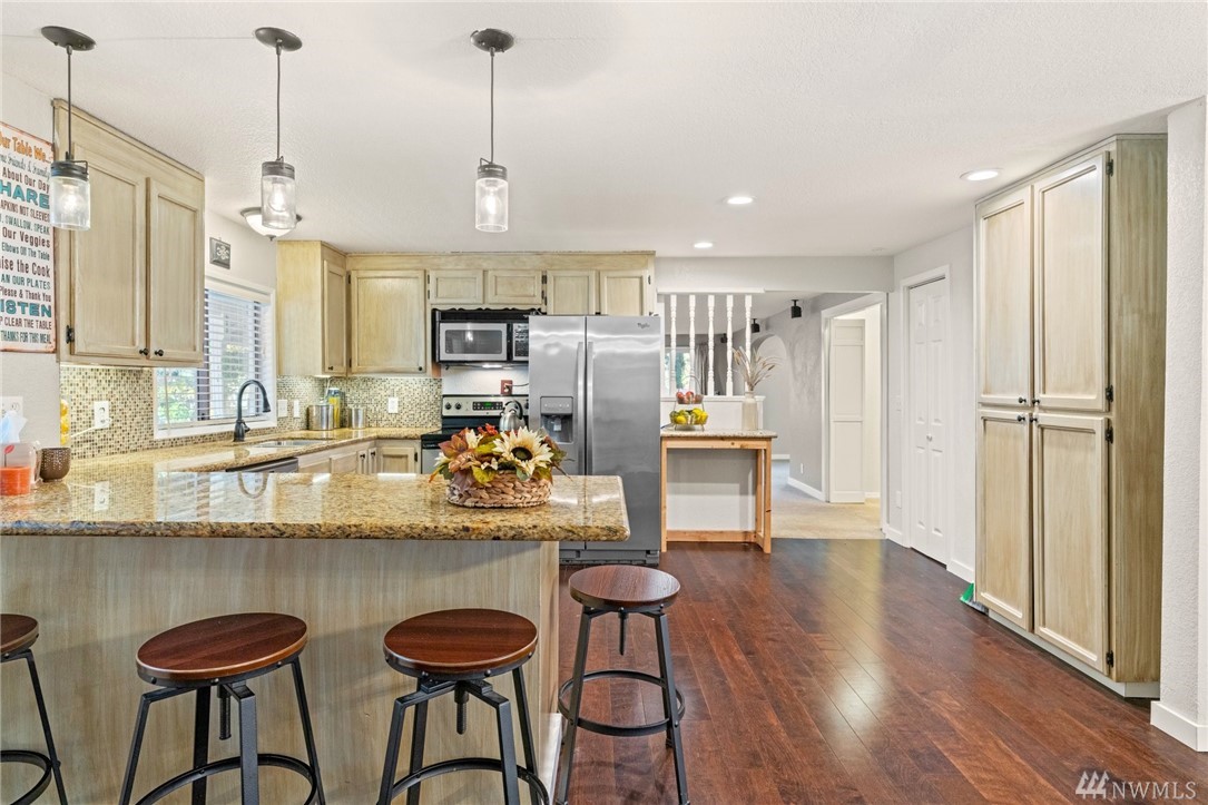 23347 Southeast May Valley Road Issaquah, WA 98027 - Photo 5 of 40