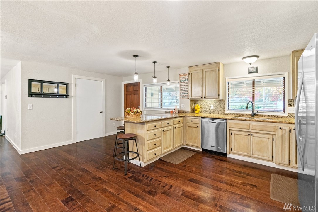 23347 Southeast May Valley Road Issaquah, WA 98027 - Photo 6 of 40