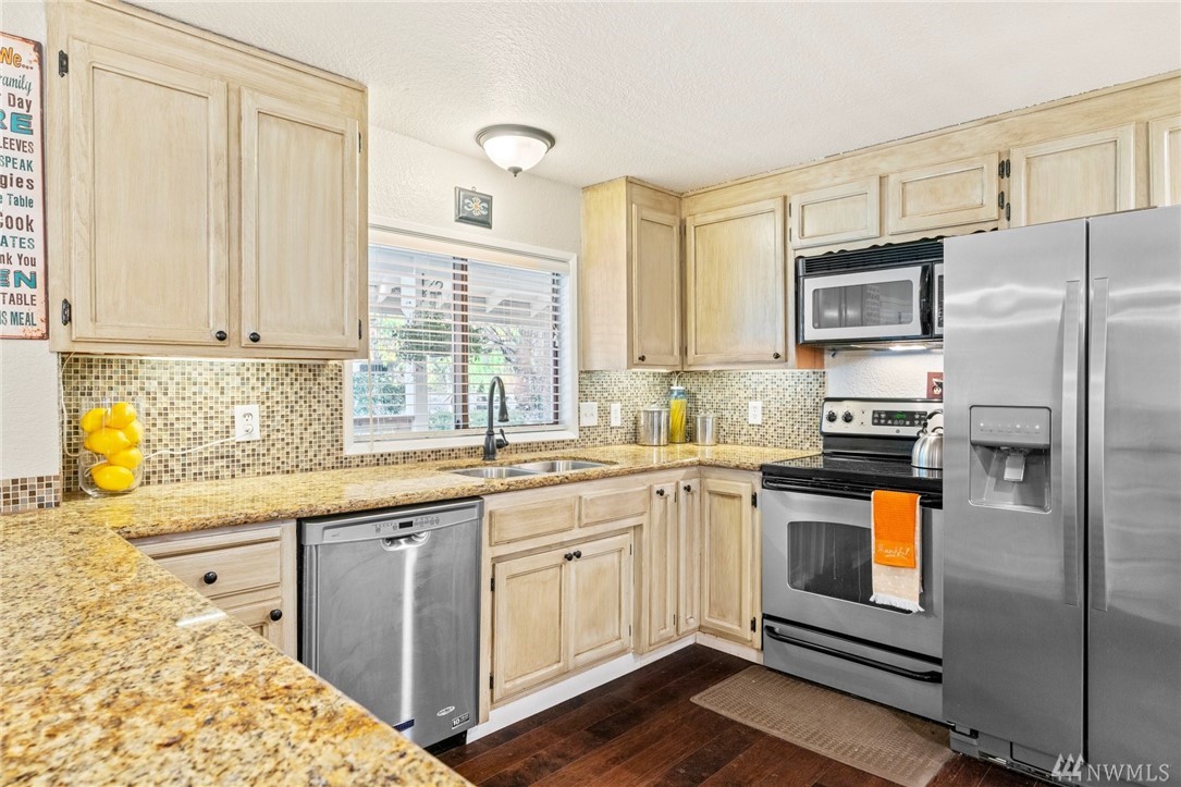 23347 Southeast May Valley Road Issaquah, WA 98027 - Photo 7 of 40