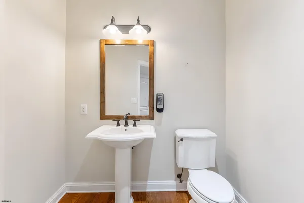 an empty room with a mirror and a lamp