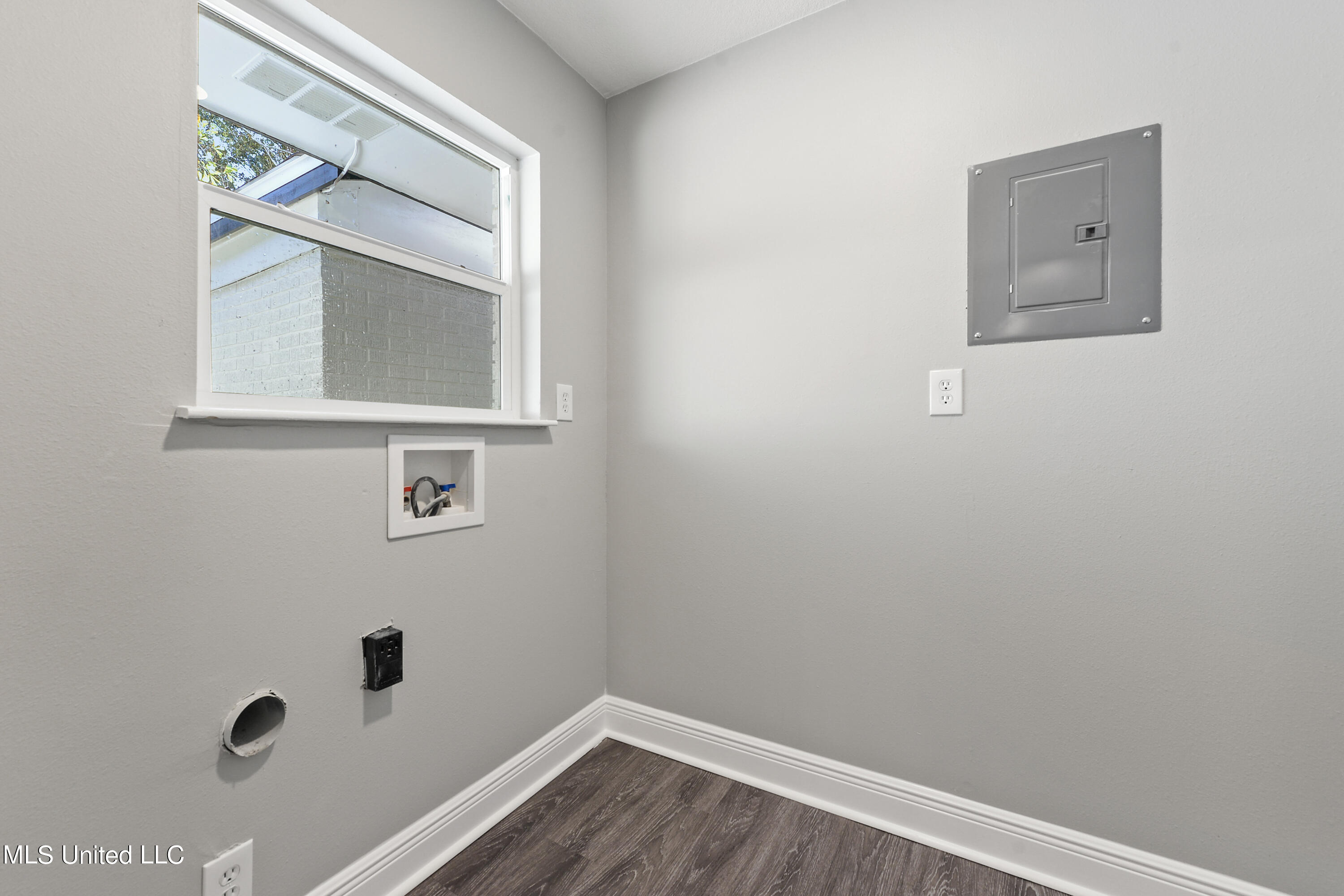 2239 Old Popp's Ferry Road Biloxi, MS 39532 - Photo 27 of 29 laundry room