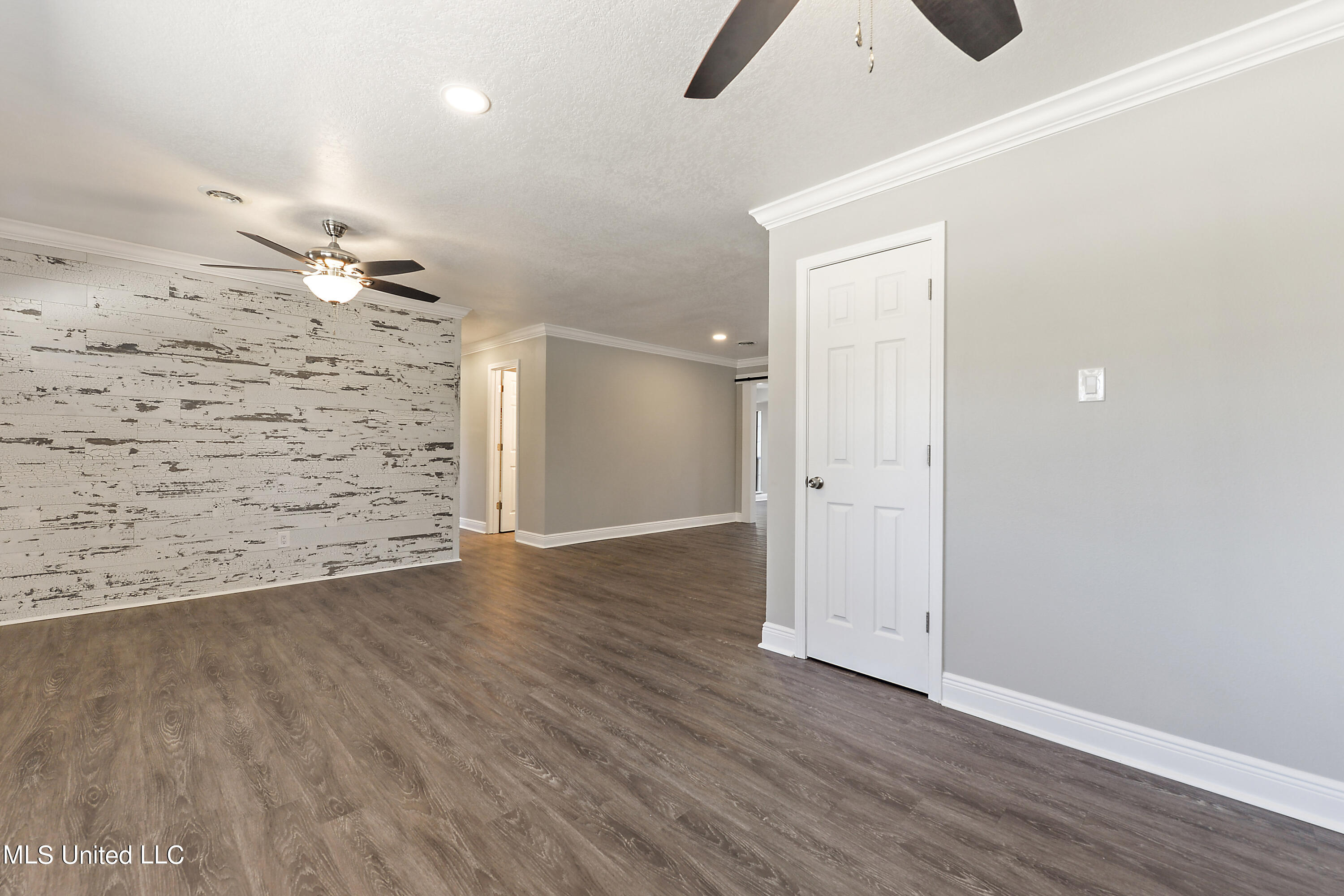2239 Old Popp's Ferry Road Biloxi, MS 39532 - Photo 8 of 29 living