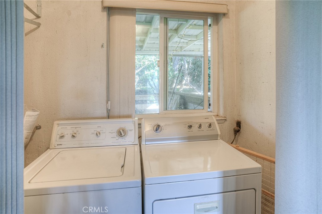 1361 Mt Ida Road Oroville, CA 95966 - Photo 13 of 44 a bathroom with a sink and a bathtub