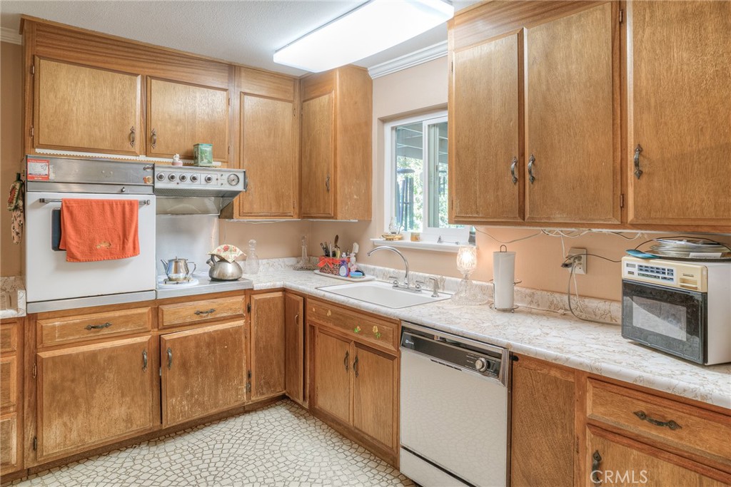 1361 Mt Ida Road Oroville, CA 95966 - Photo 10 of 44 a kitchen with kitchen island granite countertop a sink stainless steel appliances and cabinets